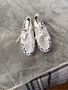 Women’s White Knit Leopard-Accent Slip-On Flats